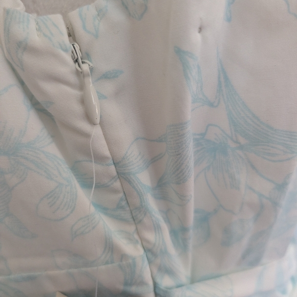 NWT Chic White and Blue Floral  Dress - Picture 4 of 7